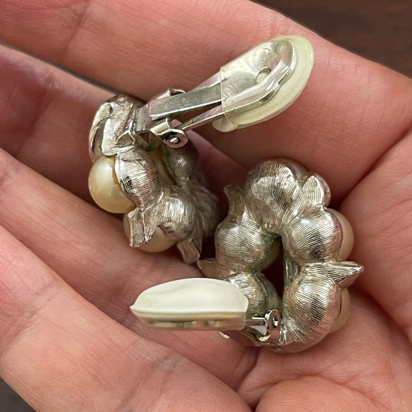 1950s imitation pearl & baguette crystal diamond silver tone clip on earrings - Picture 7 of 7